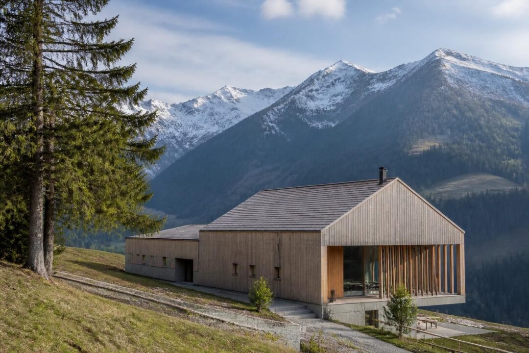 entdecken sie die innovative bauweise von hermann kaufmann und fink + jocher im alpenraum, die nachhaltigen holzbau mit minimalistischer architektur verbindet.