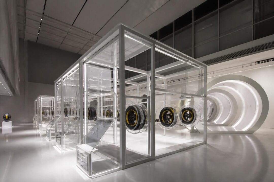 entdecken sie, wie torafu architects mit „questions & answers“ für dunlop markeninstallationen in faszinierende ausstellungsarchitektur verwandeln. innovative gestaltung trifft auf markenpräsenz.